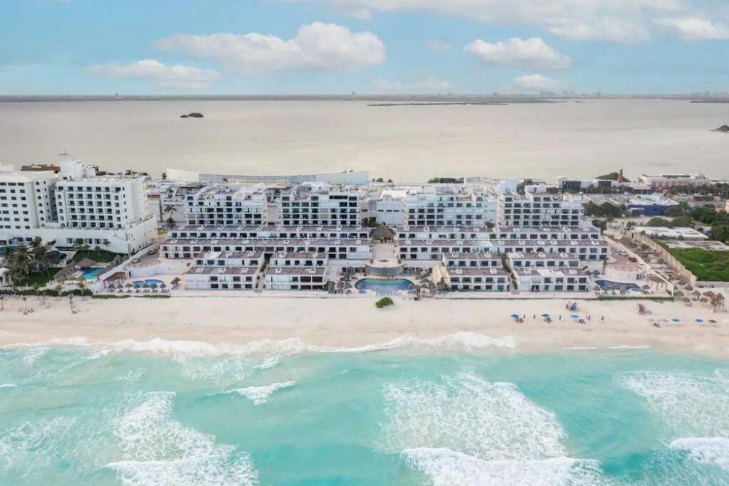 Amazing Beachfront Apartment Cancún Exterior foto