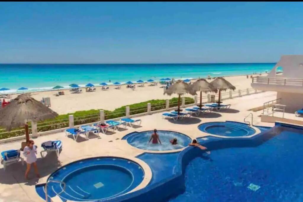 Amazing Beachfront Apartment Cancún Exterior foto
